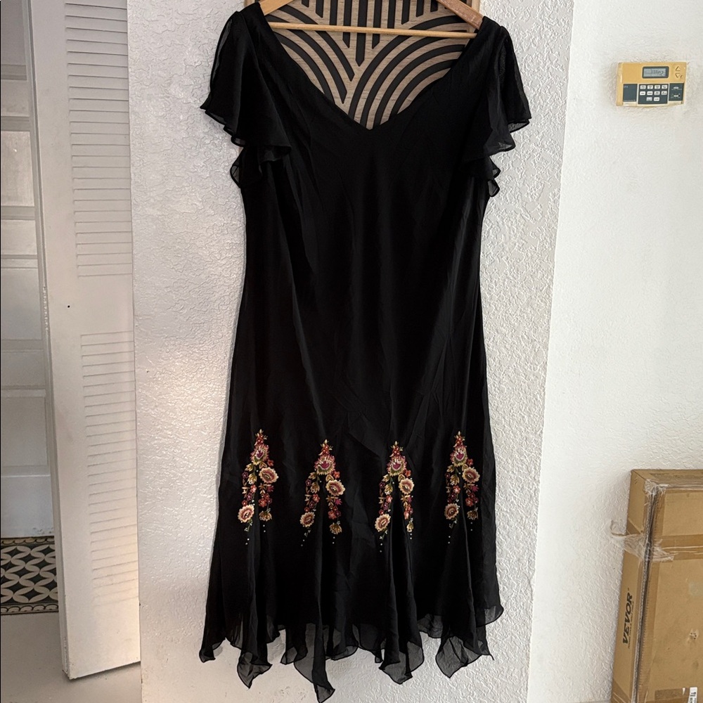 Chic Black Dress with Floral Embroidery